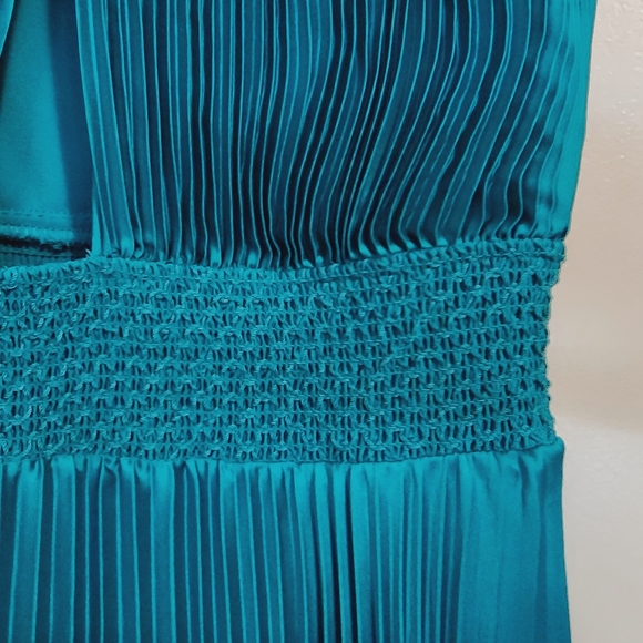 Alice + Olivia Gloria Pleated Maxi Dress in Ocean Blue - Picture 8 of 12